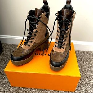 LAUREATE PLATFORM DESERT
BOOT